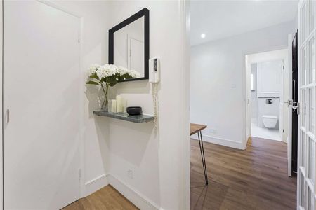 One bedroom apartment located in a prime Chelsea location close to all the local amenities of the Fulham Road. - Photo 3