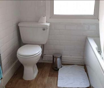 Desirable Bed Terraced House // Jul, LN1 - Photo 2