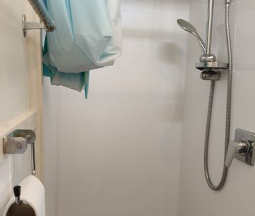 Tidy One Bedroom In Regent - Photo 6