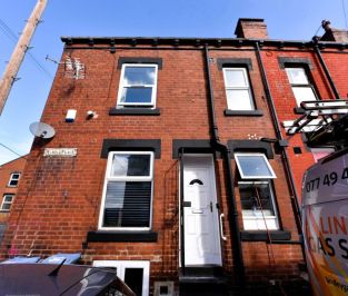 3 bedroom House in Harold Place, Leeds - Photo 2