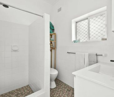 Bright 1 Bedroom Apartment ! - Photo 4