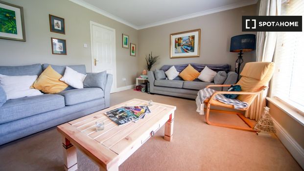 Snug room for rent in 3-bedroom house, Knocklyon, Dublin - Photo 1