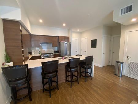 1bed, 1bath condo close to everything - Photo 2