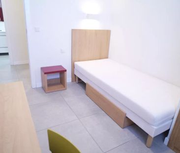 Single Bed in Room in 3 bedroom apartment in Cartuja- Half board in... - Photo 5