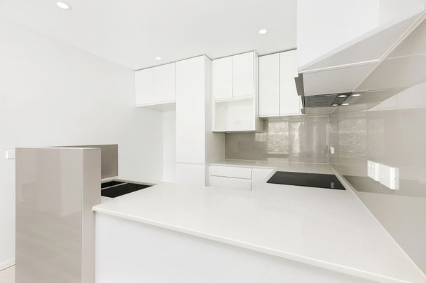 Single level. Private. Convenient. - Photo 1