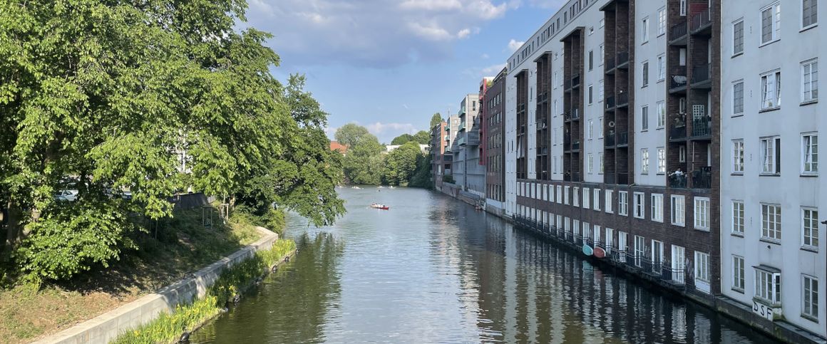 Zentrale Lage - modern Wohnen über 2 Ebenen mit Südterrasse und Wasserblick (Osterbekkanal)! - Photo 1