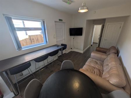 5 bedroom private hall to rent - Photo 2