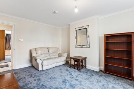 2 bedroom flat in London - Photo 4