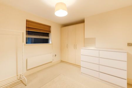 1 Bed Flat - Photo 2