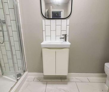 Stylish Bedroom All Ensuite House, LN5 - Photo 5