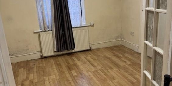 1 Bed Flat, Great South West Road, TW4 - Photo 3