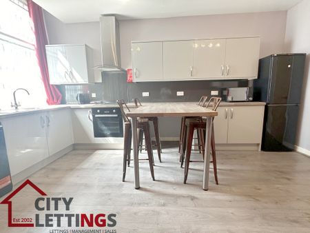 4 Bedroom Apartment - Photo 5