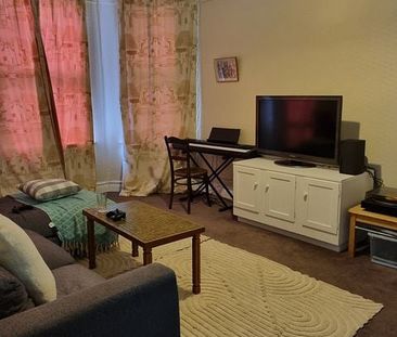 Bush-surrounded 2 bed flat in Aro Valley - Photo 3