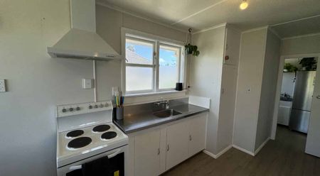 Tidy Three Bedroom Family Home - Photo 3