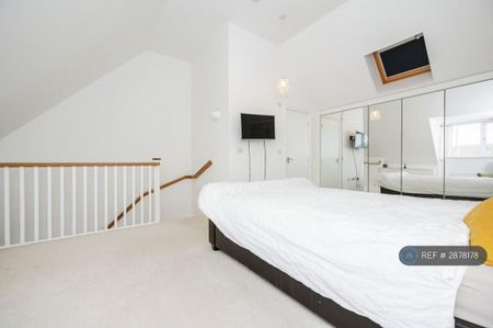4 bedroom semi-detached house to rent - Photo 2