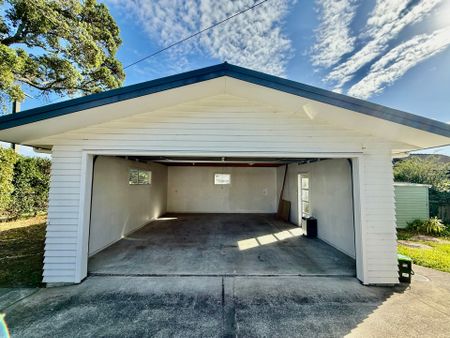 Charming 3-Bedroom Home in Cockle Bay - Photo 2