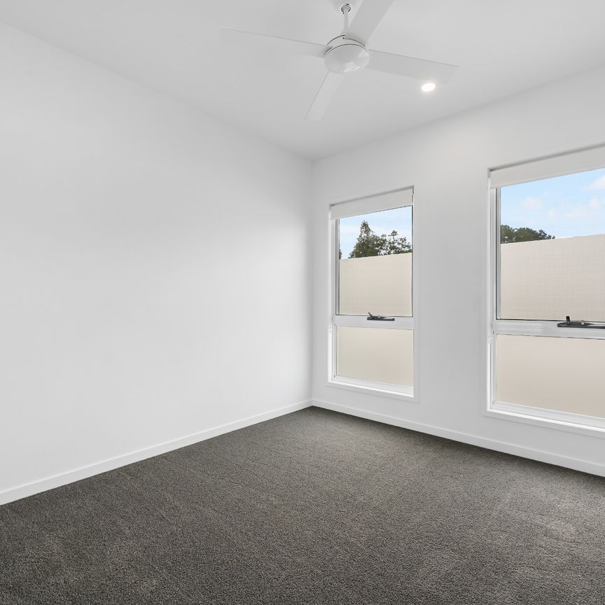 12 mths Old 4 bed Townhouse - Photo 1