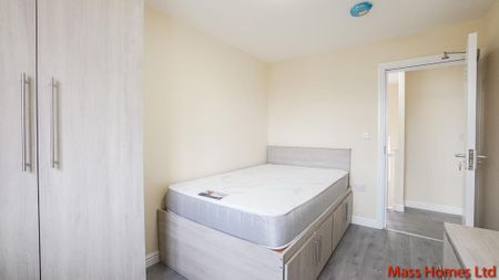 4 bedroom semi-detached house to rent - Photo 3