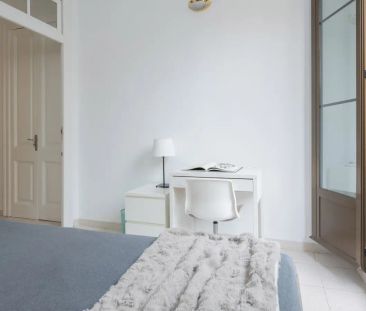 Room in a shared 6-bedroom apartment for rent in El Raval - Photo 4