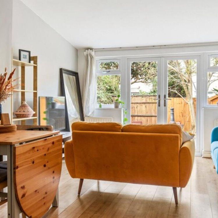 2 Bed Flat, Streatham Vale Road, SW16 - Photo 1