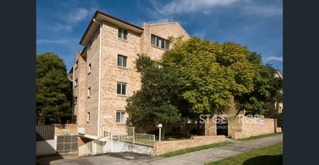 Large Modern Living - Photo 2