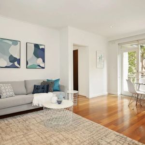 FULLY RENOVATED TWO BEDROOM APARTMENT - Photo 2