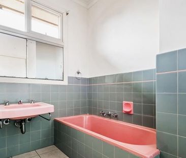 SPACIOUS THREE BEDROOM HOUSE - Photo 5