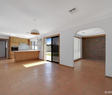 Spacious three bedroom two bathroom home in quiet court location - Photo 2