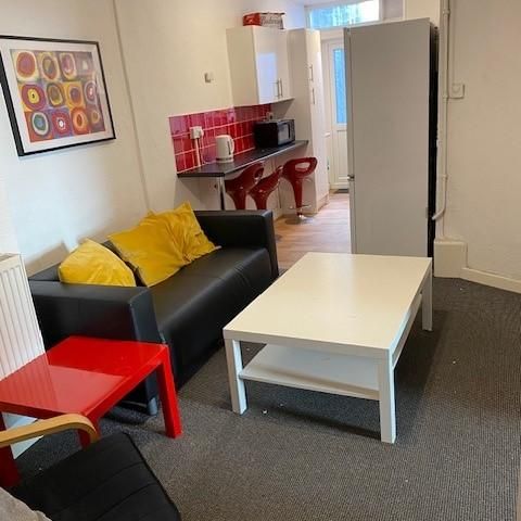 3 bedroom flat share to rent - Photo 1