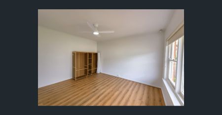 Say Hi to a SPACIOUS 3-BEDROOM HOME IN PARADISE – BIG YARD, BIG PARKING, BIG POTENTIAL - Photo 2