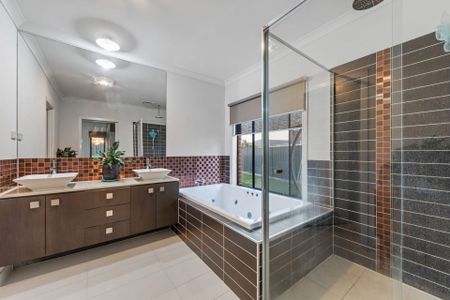 Huge House - Multiple Living Zones, Large Bedrooms and Great outdoor space - Truly a great family home - Photo 5