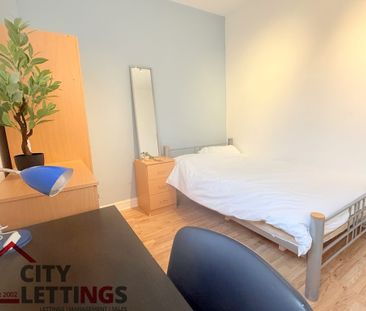 4 Bedroom Mid Terraced House - Photo 6