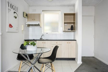 An easy and inviting Carlisle Street retreat - Photo 4