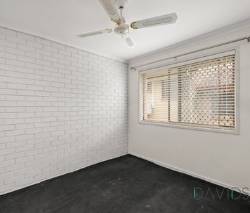 Hidden Gem with Private Yard – Renovated 2-Bedroom Unit (Water Incl... - Photo 5