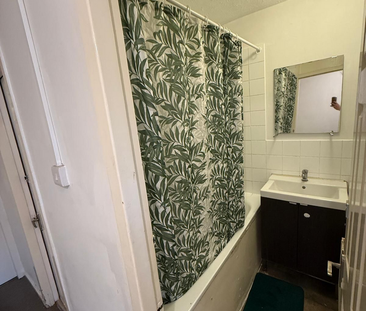 1 bedroom in a flat share to rent - Photo 1