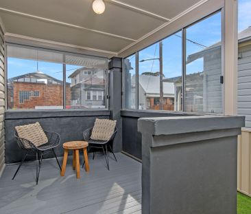 Air conditioned two bedroom home with enclosed porch/sunroom - Photo 4