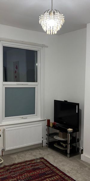 Ensuite room close to ilford station ideal for working female- £700 pcm - Photo 1