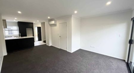 Brand New Home in a Quiet Chartwell Street - Photo 2