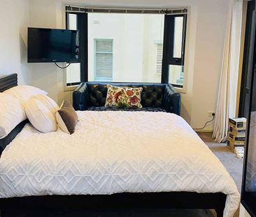 Chic Central Apt with Artful Touch incl Internet - Photo 5