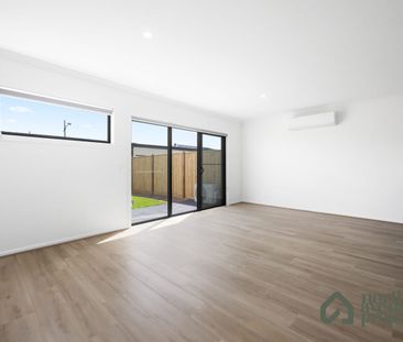 Spacious Family Living in Fraser Rise! - Photo 1