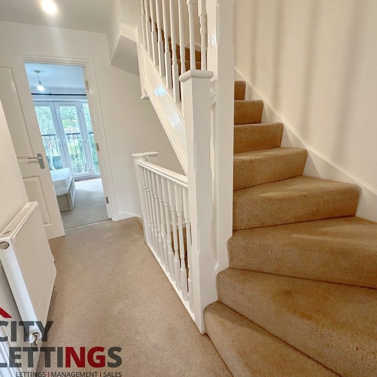 4 Bedroom End Terraced House - Photo 1