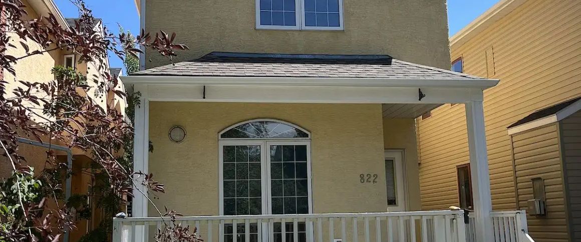 Bright & Spacious Home in Hillhurst — 3 Bedrooms House - Photo 1