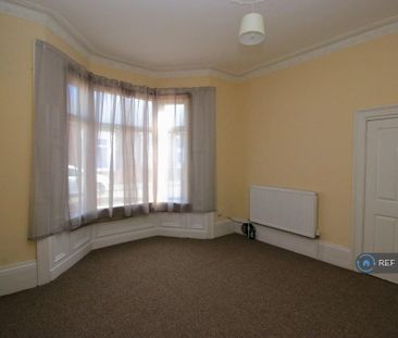 3 bedroom end of terrace house to rent - Photo 2