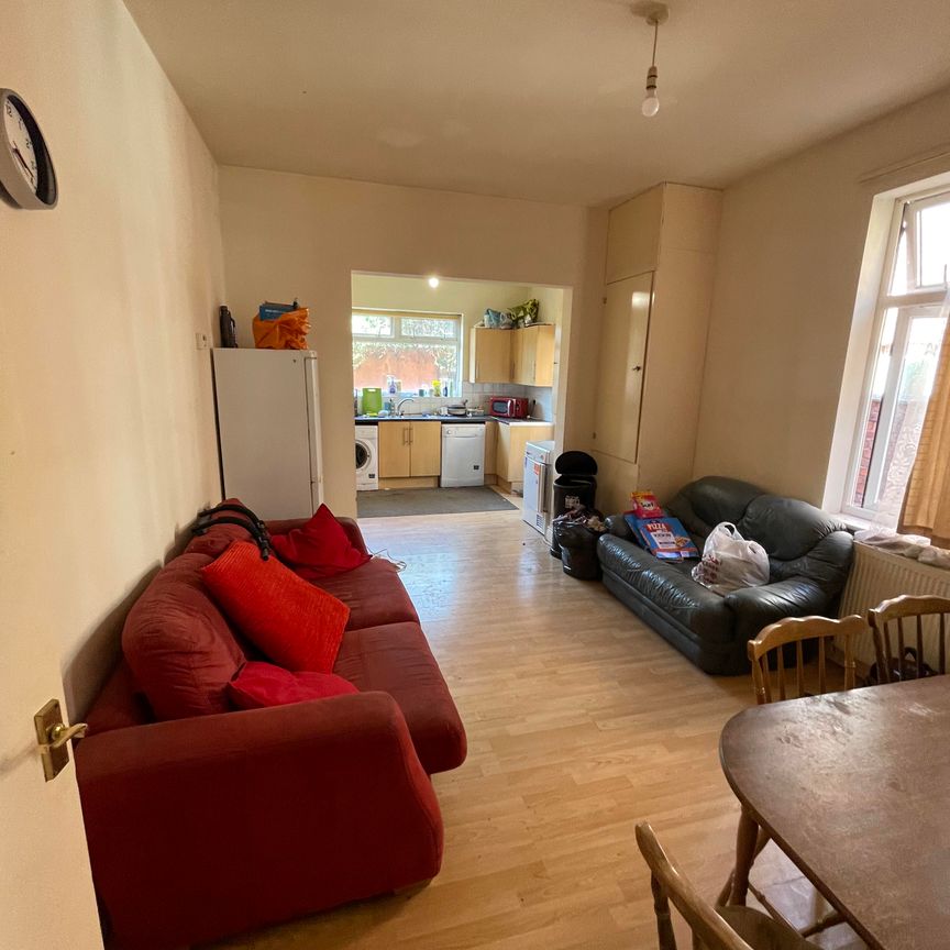 Meriden Street Room 4 - Photo 1