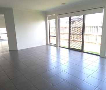 SPACIOUS THREE BEDROOM + STUDY HOUSE - Photo 4