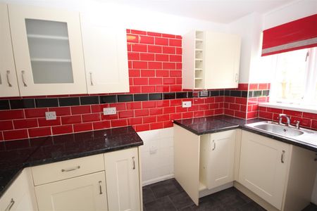 1 bedroom Terraced House to let - Photo 5