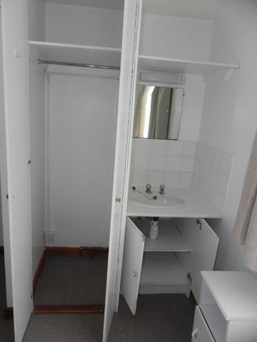 1 bedroom in a house share to rent - Photo 3