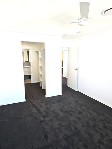 PERFECTLY LOCATED - SPACIOUS 4 BED TOWNHOUSE WITH DUCTED AIRCON - Photo 3