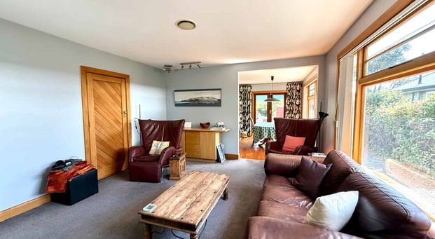 FULLY FURNISHED FAMILY HOME IN PRIME LOCATION! - Photo 1