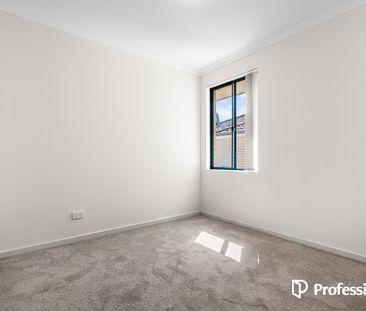 Modern Rear Villa with Convenient Living! - Photo 5